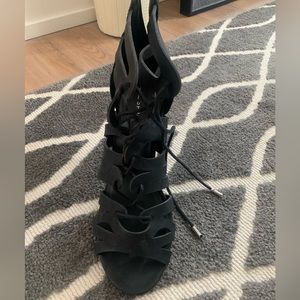 Used, like new
Very comfortable and easy to walk in!